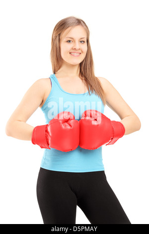 Junge lächelnde Sportlerin tragen rote Boxhandschuhe und posiert isolierten auf weißen Hintergrund Stockfoto