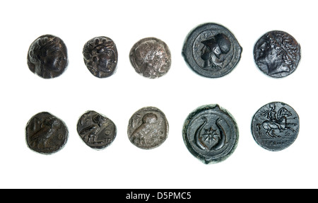 5 antike griechische Münzen Silber Tetradrachme 5-4 Jahrhundert v. Chr. zeigt den Kopf der Athena Stockfoto
