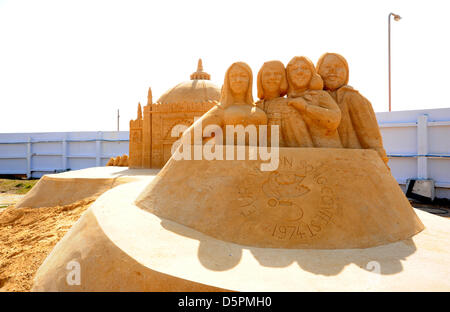 Brighton, Sussex, UK. 7. April 2013.  Abba, gewann den Eurovision Song Contest in Brighton, gehören zu den Zahlen auf dem Display an der Sand Skulptur Festival 2013, die in diesem Jahr ein musikalisches Thema hat. Es wird voraussichtlich morgen für die Öffentlichkeit zugänglich. Stockfoto