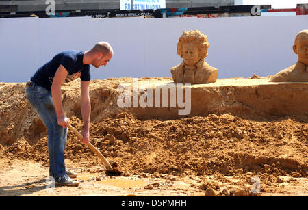 Brighton, Sussex, UK. 7. April 2013.  Mozart schaut zu, wie der letzte Schliff für einige der Figuren auf der Sand Skulptur Festival 2013 in Brighton, die in diesem Jahr ein musikalisches Thema hat, statt. Es wird voraussichtlich morgen für die Öffentlichkeit zugänglich. Stockfoto