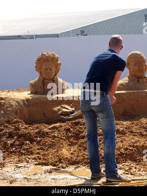 Mozart schaut zu, wie der letzte Schliff für einige der Figuren auf der Sand Skulptur Festival 2013 in Brighton, die in diesem Jahr ein musikalisches Thema hat, statt. Es wird voraussichtlich morgen für die Öffentlichkeit zugänglich. Stockfoto