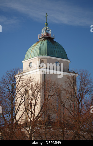 Zentrale Kuppel von Suomenlinna Kirche dient auch als ein Leuchtturm, damit einer von nur wenigen Kirchen in der Welt in seiner Art. Stockfoto