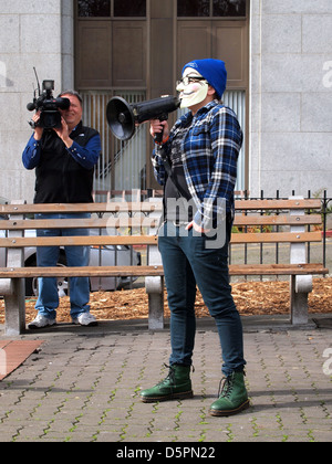 Anti-Polizei-Demonstrator trägt eine Guy Fawkes Maske, Seattle, Washington, USA Stockfoto