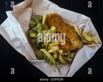 Take-away Fish And Chips mit Erbsenpüree in weißes Papier gewickelt Stockfoto