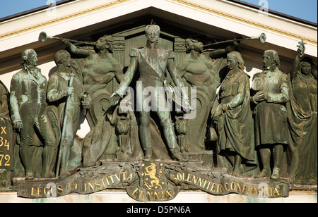 Eine Gruppe von symbolischen Bronzefiguren, abgeschlossen im Jahre 1903 von Bildhauer Emil Wikström schmückt das Haus der Landstände in Helsinki. Stockfoto