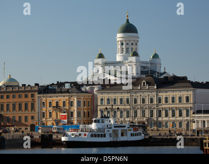 Fassaden der Gebäude des Bundes und die Kuppeln der lutherische Kathedrale dominiert Süd Hafen von Helsinki. Stockfoto