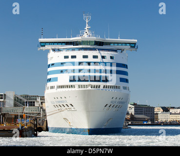 MS Silja Symphony, umgeben von Eis, ist ein ursprünglich zwischen den baltischen Häfen von Helsinki, Stockholm und Tallinn. Stockfoto