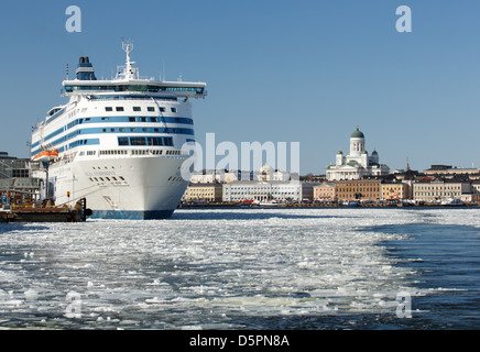 MS Silja Symphony, umgeben von Eis, ist ein ursprünglich zwischen den baltischen Häfen von Helsinki, Stockholm und Tallinn. Stockfoto