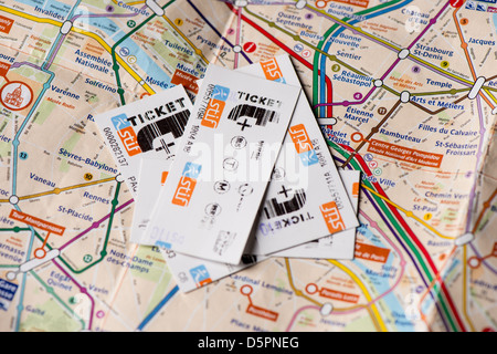 Paris u-Bahn-Tickets auf u-Bahn plan Stockfoto