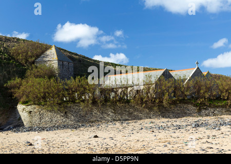 Der Strand und die Kirche des St. Winwaloe an der Gunwalloe Kirche Cove Cornwall England UK Stockfoto