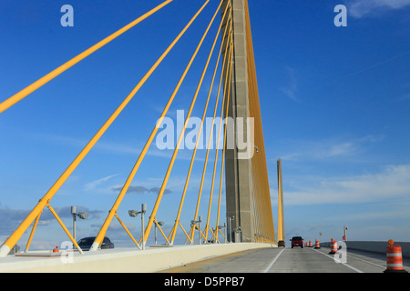 Die Bob Graham Sunshine Skyway Bridge ist eine Brücke über Tampa Bay, Florida, mit einer Schrägseilbrücke Hauptspannweite Stockfoto