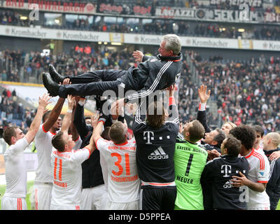 Meisterjubel Mit Jupp HEYNCKES (Trainer FC Bayern Muenchen) 1. Bundesliga: Eintracht Frankfurt - FC Bayern München, 28. Spieltag bin 06.04.2013 Foto: M. Deines / PROMEDIAFOTO Stockfoto