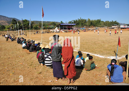 Lokale Leute zu beobachten Fußball-Spiel in der Nähe von Kakku, Taunggyi, Shan State in Myanmar, Südostasien Stockfoto