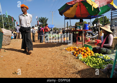 PA-O-Mann zu Fuß in Markt in der Nähe von Kakku, Taunggyi, Shan State in Myanmar, Südostasien Stockfoto