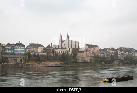 Ein Foto von dem Basler Münster (oder Münster) am Fluss Rinhe in der Schweiz. Im Winter an einem bewölkten Tag genommen. Stockfoto