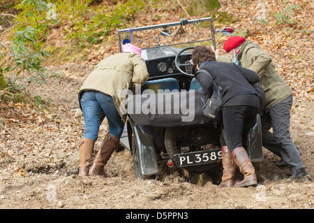 Builth Wells, UK. 7. April 2013. Oldtimer Sportwagen-Club-Liebhaber im Edwardian Abschnitt von "The Welsh Weekend" gesellschaftliches Ereignis – die größte im VSCC Kalender- und Light Car weiter am zweiten Tag mit Off-Road-Studien. Die Veranstaltung ist im Metropole Hotel, Llandrindod Wells basiert. Rund 250 Teilnehmer, Passagiere und Freunde kommen aus ganz England Touren, Tests und Fahrberichte teilzunehmen. Photo Credit Graham M. Lawrence/Alamy Live News. Stockfoto