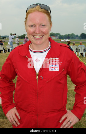 Kirsty Moore schloss sich 2010 als erste weibliche Mitarbeiterin dem RAF-Kunstflugteam Red Arrows an, verließ das Team aber 2012. Jetzt Kirsty Murphy. Zwei Mal verwogen Stockfoto