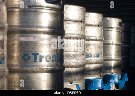 Gestapelte Bierfässer im Brauereihof Stockfoto