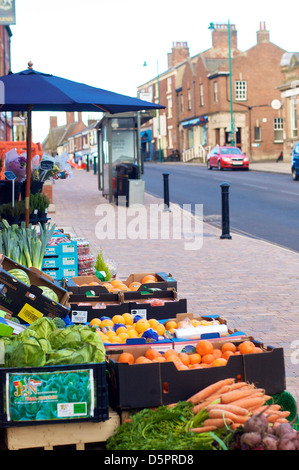 Obst- und Gemüsestall in der Poulton Street im Stadtzentrum von Kirkham Stockfoto