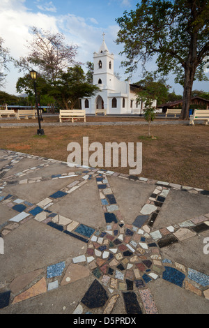 Der Park und die Kirche in La Pintada, Cocle Provinz, Republik von Panama. Stockfoto