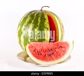 Reife saftige Wassermelone auf Platte Stockfoto