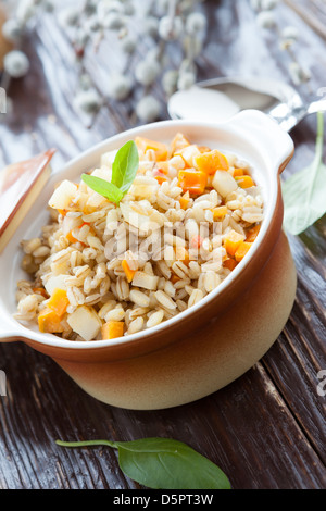 nahrhafte Gerste Brei lean in einem Topf, Closeup Essen Stockfoto