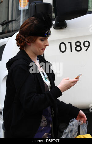 Downton Abbey britische Historiendrama TV Serie Extras gesehen im Kostüm ein Gebäudes in Mayfair, London zu verlassen. Stockfoto