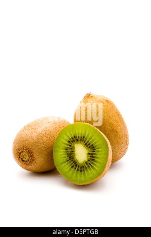 drei Kiwis isoliert auf weißem Hintergrund Stockfoto