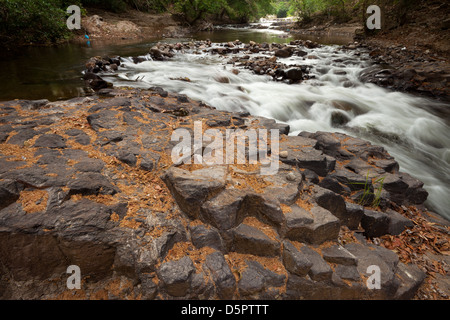 Felsiges Gelände neben Rio Zarati in der Provinz Cocle, Republik Panama. Stockfoto