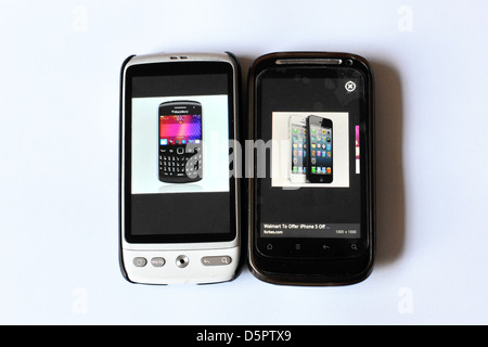 Zwei Handy-Bildschirme mit Blackberry und iPhone Web-Seiten in einem Studio fotografiert. Stockfoto