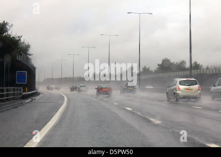 Nassem Wetter auf der Autobahn M25, Surrey England UK Stockfoto