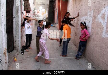 7. April 2013 - Gaza-Stadt, Gazastreifen, Palästina - palästinensische Kinder spielen außerhalb ihrer Häuser im al-Schati Flüchtlinge Camp in Gaza-Stadt am 7. April 2013. Die United Nations Relief and Works Agency hat auf unbestimmte Zeit ausgesetzt Speisenverteilung im Gaza-Streifen nach Demonstranten wütend über die Stornierung einer Cash-Hilfe-Programm für die Armen der Agentur wichtigste Verbindung in Gaza-Stadt am Donnerstag stürmten, sagte ein Beamter Freitag (Credit-Bild: © Ezz Al-Zanoon/APA Images/ZUMAPRESS.com) Stockfoto