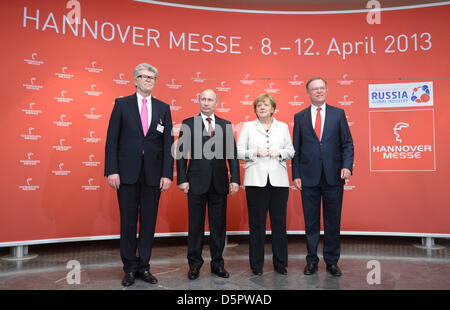 Friedhelm Loh (L-R), Präsident des Zentralverbandes Elektrotechnik und Elektronikindustrie (ZVEI), der russische Präsident Vladimir Putin, Bundesrepublik Bundeskanzlerin Angela Merkel (CDU) und Stephan Weil (SPD), Gouverneur von Niedersachsen, stehen in das Congress Centrum in anlässlich der Eröffnung der Hannovermesse in Hannover, Deutschland, 7. April 2013. Der weltweit größte Industrieausstellung vom 08 bis 12. April 2013 teilnehmen etwa 6,500 Unternehmen. Foto: MARCUS BRANDT Stockfoto