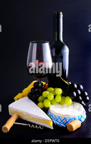 Stillleben mit französischer Käse, Wein und Trauben Stockfoto