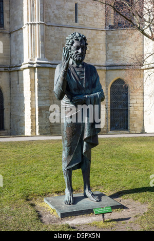 Canterbury Kathedrale Bezirke der Sohn des Mannes Statue David McFall R.A. Stockfoto