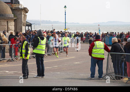 Bournemouth, UK 7. April 2013. Bournemouth Bay laufen. Bournemouths nur Küsten Halbmarathon - laufen die Teilnehmer neben der Ärmelkanal-Küste, wichtige Mittel für die British Heart Foundation Charity zur Bekämpfung von Herz-Kreislauferkrankungen zu erhöhen. Die beliebte Veranstaltung bietet die Möglichkeit, ein Halbmarathon, 10 km Lauf, 5k Run und 1 k Familie Fun Run Bournemouths Meer entlang. Bildnachweis: Carolyn Jenkins / Alamy Live News Stockfoto