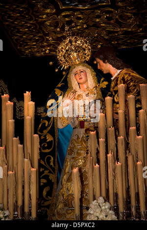 Jungfrau in einer Prozession auf Ostern Mittwoch in der Karwoche von Malaga, Andalusien, Spanien Stockfoto