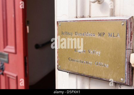 Messing-Schild außerhalb Jeffrey Donaldsons Wahlkreisbüro Stockfoto