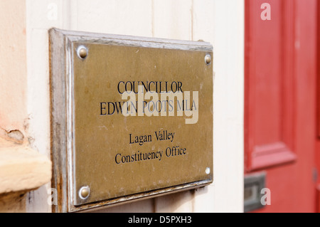 Messing-Schild draußen Edwin Poots Wahlkreisbüro Stockfoto