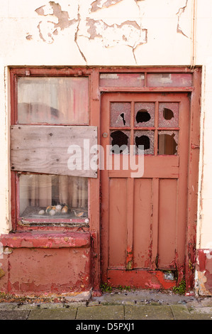 Tür eines alten Hauses mit zerbrochenen Fenstern. Stockfoto