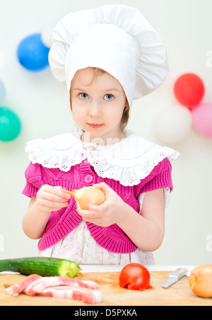 Kleines Mädchen in Chef Hut Kochen Abendessen Stockfoto