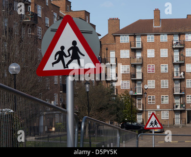 Melden Sie sich für Kinder, die Kreuzung an einer Wohnsiedlung aus der Portobello Road in Notting Hill, London, UK. Stockfoto