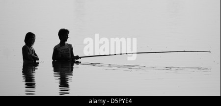 Angeln im Fluss, Teak U Bein Brücke, Amarapura, Myanmar Stockfoto