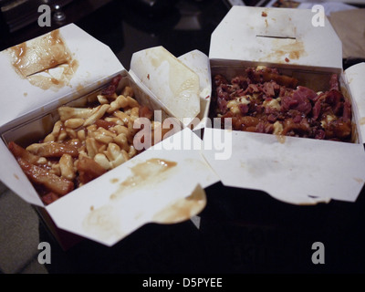 Poutine ist eine gemeinsame kanadische Gericht, mit Pommes frites, garniert mit eine leichte braune Soße-ähnlichen Sauce und Käse Quark gemacht. Stockfoto