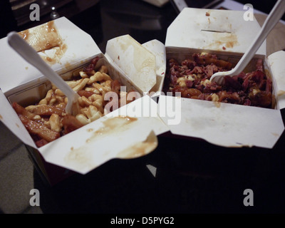 Poutine ist eine gemeinsame kanadische Gericht, mit Pommes frites, garniert mit eine leichte braune Soße-ähnlichen Sauce und Käse Quark gemacht. Stockfoto