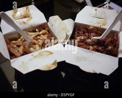 Poutine ist eine häufige kanadischen Gericht mit Pommes frites, gekrönt mit einer leichten braunen Soße-wie Sauce und Käse Quark Stockfoto