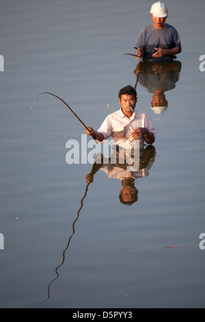 Angeln im Fluss, Teak U Bein Brücke, Amarapura, Myanmar Stockfoto