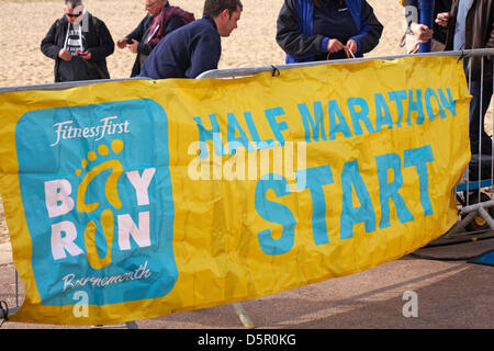 Bournemouth, UK 7. April 2013. Bournemouth Bay laufen. Bournemouths nur Küsten Halbmarathon - laufen die Teilnehmer neben der Ärmelkanal-Küste, wichtige Mittel für die British Heart Foundation Charity zur Bekämpfung von Herz-Kreislauferkrankungen zu erhöhen. Die beliebte Veranstaltung bietet die Möglichkeit, ein Halbmarathon, 10 km Lauf, 5k Run und 1 k Familie Fun Run Bournemouths Meer entlang. Bildnachweis: Carolyn Jenkins / Alamy Live News Stockfoto