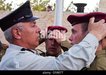 Jerusalem, Israel. 7. April 2013. Ein Offizier bereitet die IDF Fallschirmjäger Ehrengarde zur Eröffnungsfeier Holocaust Märtyrer und Helden-Gedenktag, statt auf dem Warschauer-Ghetto-Platz in Yad Vashem Holocaust Museum. Jerusalem, Israel. 7. April 2013.  Israel gedenkt Holocaust Märtyrer und Helden Gedenktag mit einer feierlichen Eröffnung am Yad Vashem Holocaust Museum. Zentrales Thema der diesjährigen Veranstaltung ist "Trotz und Rebellion während des Holocaust: 70 Jahre seit dem Warschauer Ghetto-Aufstand". Bildnachweis: Nir Alon / Alamy Live News Stockfoto