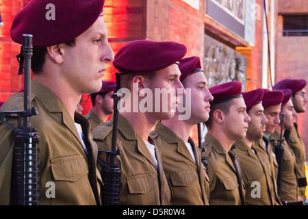 Jerusalem, Israel. 7. April 2013. Ein IDF-Fallschirmjäger Ehrengarde nimmt Teil an der Eröffnungsfeier für Holocaust Märtyrer und Helden Remembrance Day, auf dem Warschauer-Ghetto-Platz am Yad Vashem Holocaust Museum. Jerusalem, Israel. 7. April 2013.  Israel gedenkt Holocaust Märtyrer und Helden Gedenktag mit einer feierlichen Eröffnung am Yad Vashem Holocaust Museum. Zentrales Thema der diesjährigen Veranstaltung ist "Trotz und Rebellion während des Holocaust: 70 Jahre seit dem Warschauer Ghetto-Aufstand". Bildnachweis: Nir Alon / Alamy Live News Stockfoto